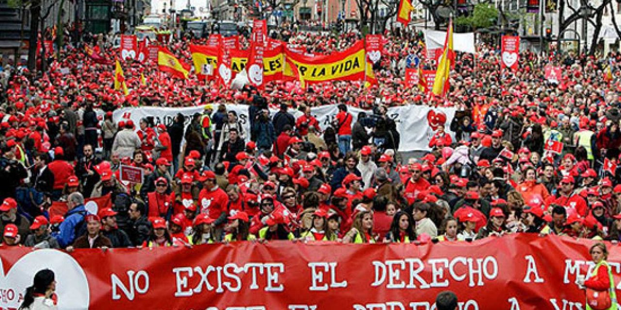 Miles de personas en Madrid se manifiestan contra el aborto