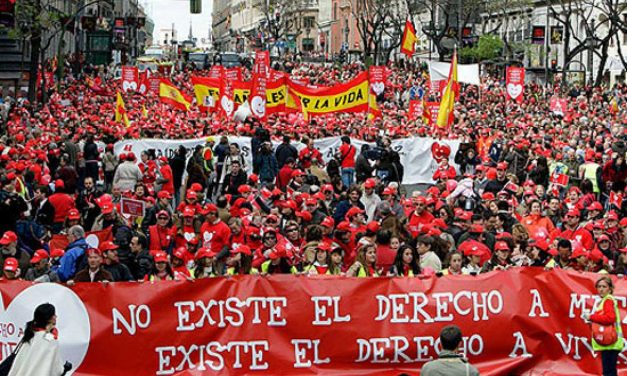 Miles de personas en Madrid se manifiestan contra el aborto