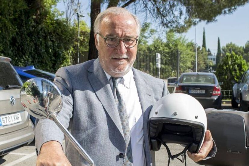 El director de la DGT, Pere Navarro, advierte de que este verano «habrá motos camufladas patrullando en las carreteras»