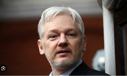 Un tribunal británico pospuso la extradición del fundador de WikiLeaks, Julian Assange, a Estados Unidos.