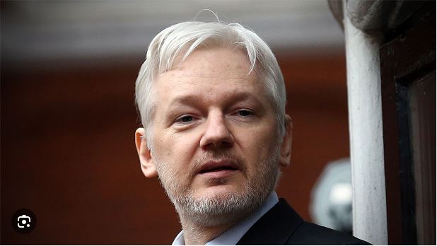 Un tribunal británico pospuso la extradición del fundador de WikiLeaks, Julian Assange, a Estados Unidos.