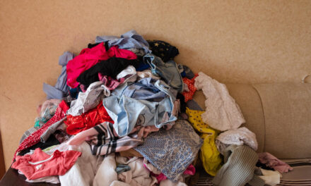 Adónde va la ropa del contenedor blanco: la mitad de la población pide más información sobre su uso para lanzarse a reciclar prendas