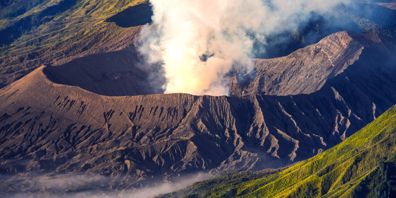 El volcán indonesio Ruang vuelve a entrar en erupción con una nube de 5.000 metros