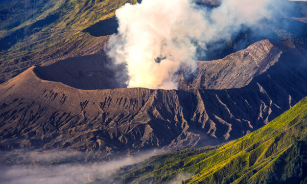 El volcán indonesio Ruang vuelve a entrar en erupción con una nube de 5.000 metros