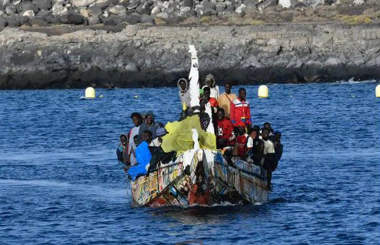 Llegan a Gran Canaria 122 adultos y 18 menores en dos cayucos auxiliados por Salvamento Marítimo
