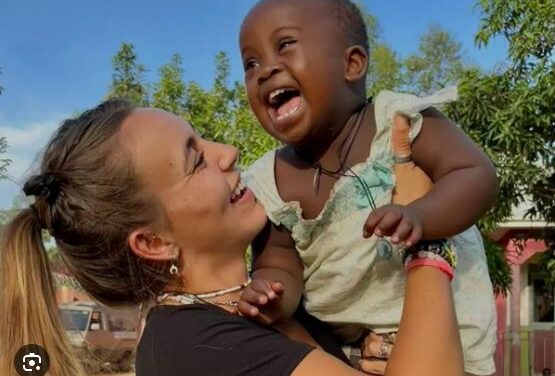María Galán, tras renunciar a su vida acomodada para llevar un orfanato en Uganda: «Yo digo un poco que son como mis hijos»