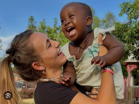 María Galán, tras renunciar a su vida acomodada para llevar un orfanato en Uganda: «Yo digo un poco que son como mis hijos»