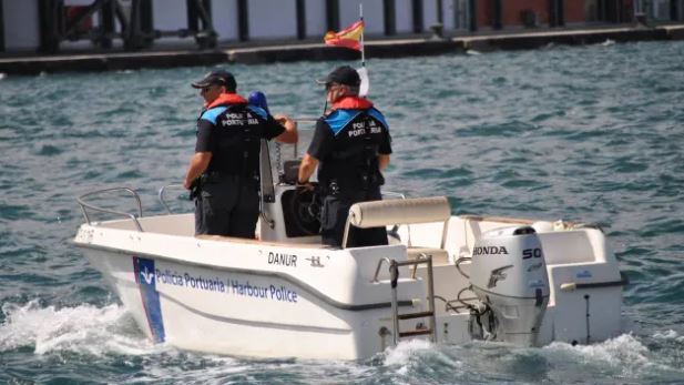 La lucha de Manolo y los policías portuarios que también quieren prejubilarse: «Vamos a acabar patrullando con tacataca y el pañal»