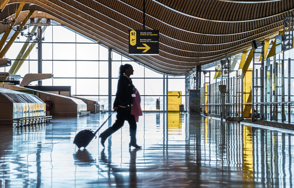 El Gobierno sanciona con 150 millones a cuatro aerolíneas de bajo coste por cobrar el equipaje de mano