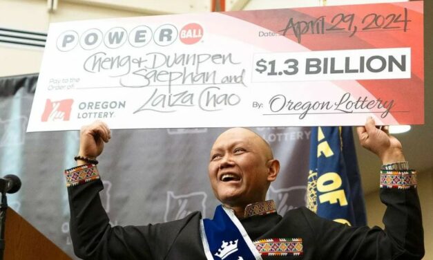 Un inmigrante de Laos enfermo de cáncer gana 1.300 millones de lotería Powerball en Oregón