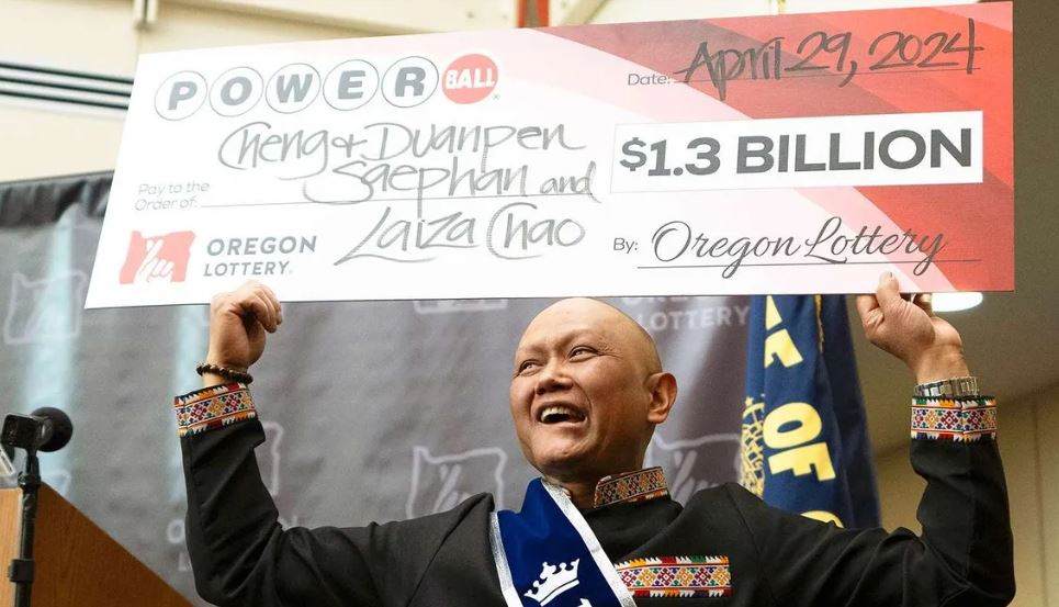 Un inmigrante de Laos enfermo de cáncer gana 1.300 millones de lotería Powerball en Oregón