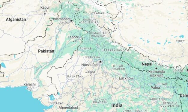 Al menos 20 muertos y 21 heridos al caer un autobús por un barranco en Pakistán