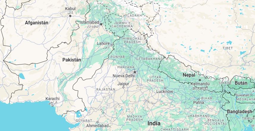 Al menos 20 muertos y 21 heridos al caer un autobús por un barranco en Pakistán