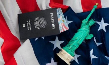 El Gobierno de Biden allana el camino a los cónyuges indocumentados para regularizar su estatus en Estados Unidos