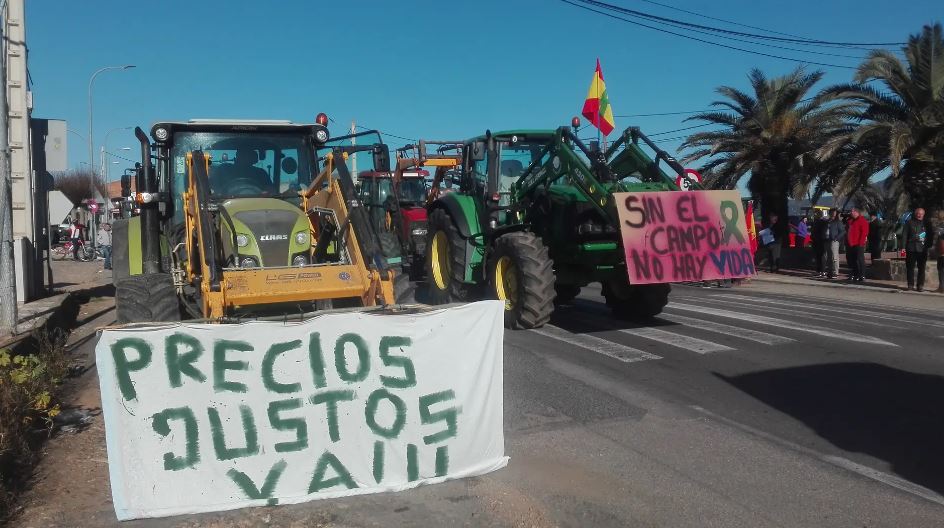 Miles de agricultores bloquean la frontera con Francia en su jornada de protestas y amenazan con «cortes indefinidos»