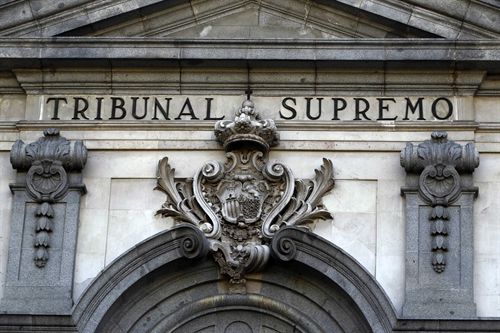 El Supremo condena por agresión sexual a un policía que besó a una mujer en el calabozo «aprovechando su condición de detenida»