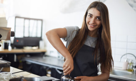España crea 71.100 puestos de trabajo en junio gracias al tirón de hostelería y comercio y el paro se reduce en 46.800 personas