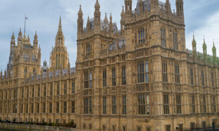 Sunak logra retener su escaño, pero la ex primera ministra Liz Truss lo pierde